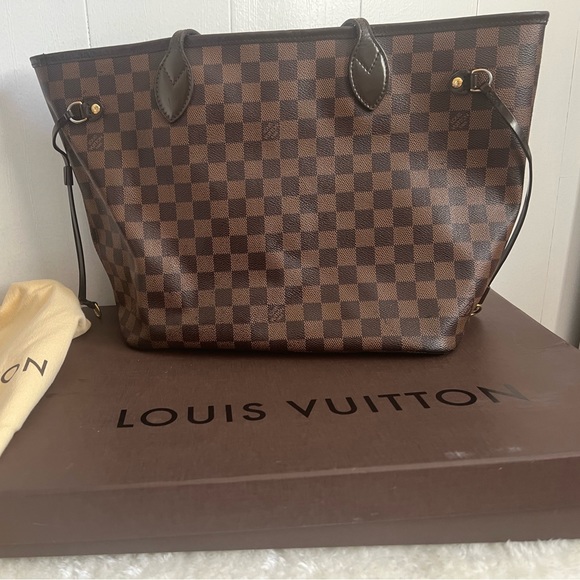 Authentic Louis Vuitton Never Full medium size in good condition. - Picture 1 of 9